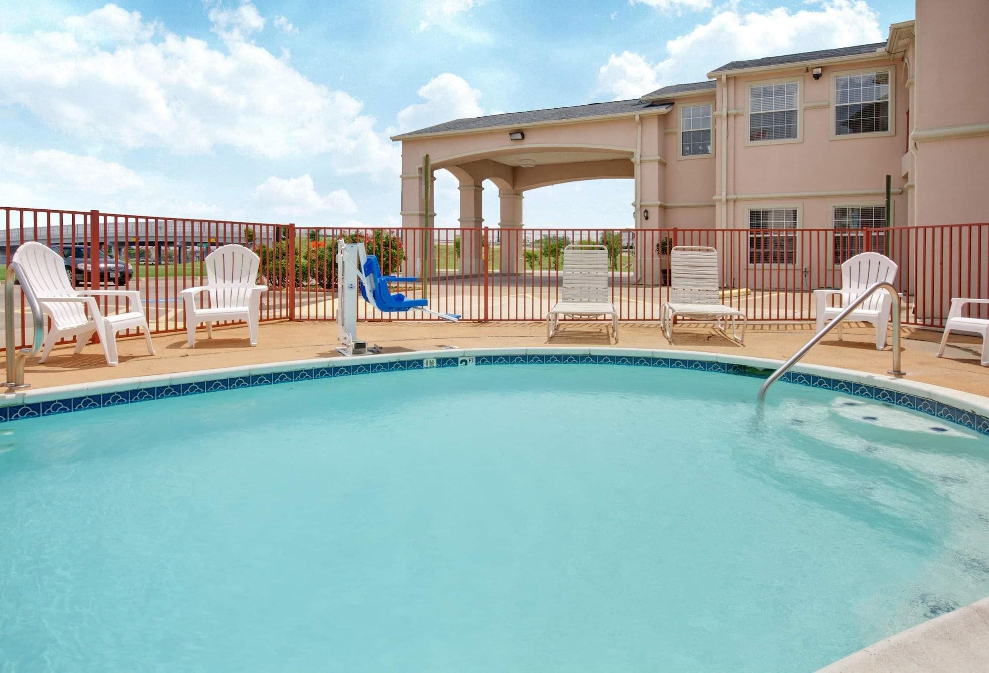Hotel Super 8 By Wyndham Forney/east Dallas Forney