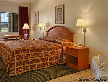 Hotel Super 8 By Wyndham Forney/east Dallas 2*